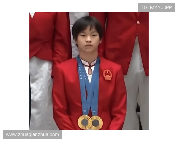 全红婵女双10米台预赛以297.54分位列第三 何威仪鼓掌 陈若琳现场观战